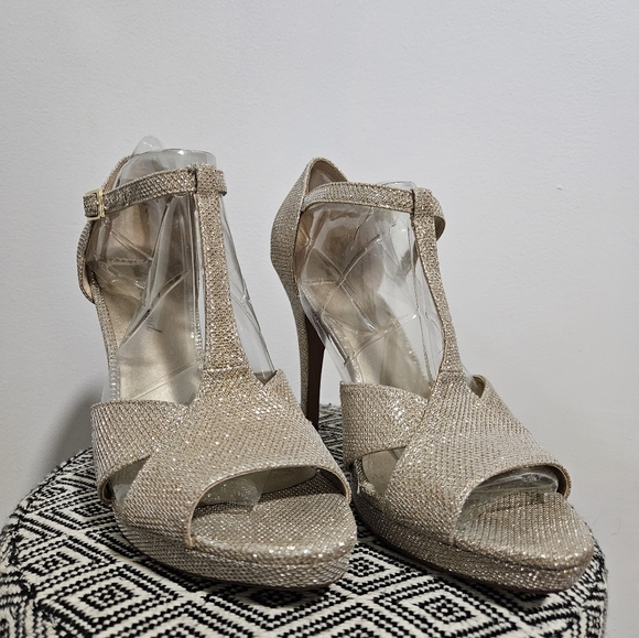 Lulu Townsend 3inxh heals - Picture 2 of 4